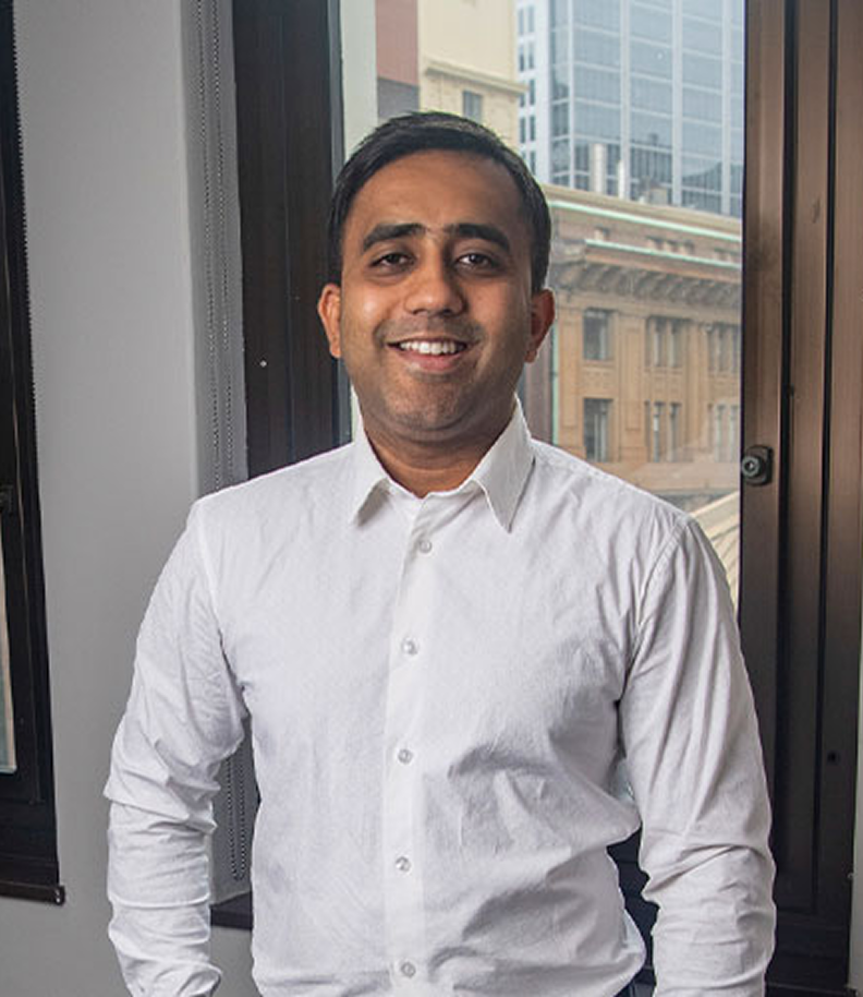 Niroj Sri, Kinder m8
